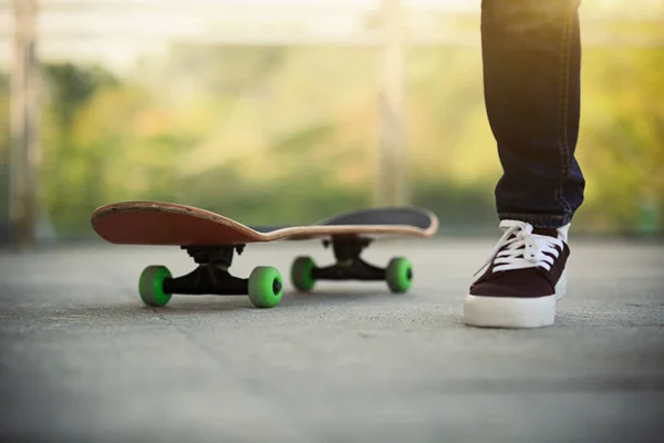 Skateboardåkare ben tränar på skatepark — Stockfoto