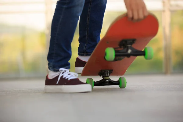 Skateboarder-Beine üben im Skatepark — Stockfoto