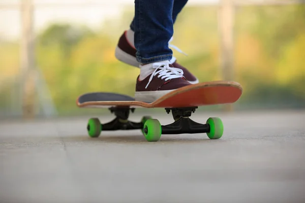 Skateboarder legs practicing at skatepark — стоковое фото