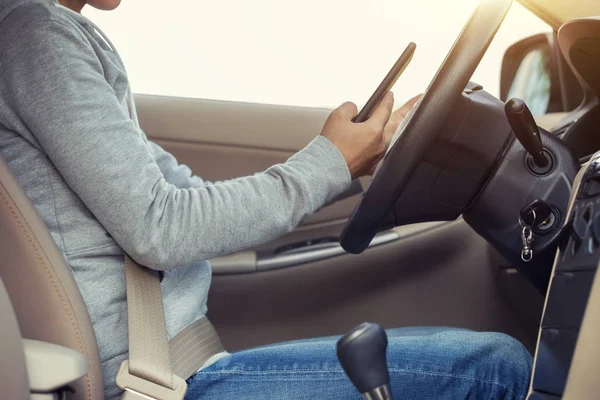 Mujer usando smartphone — Foto de Stock