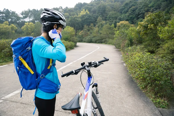 Kvinnlig cyklist med mountainbike — Stockfoto