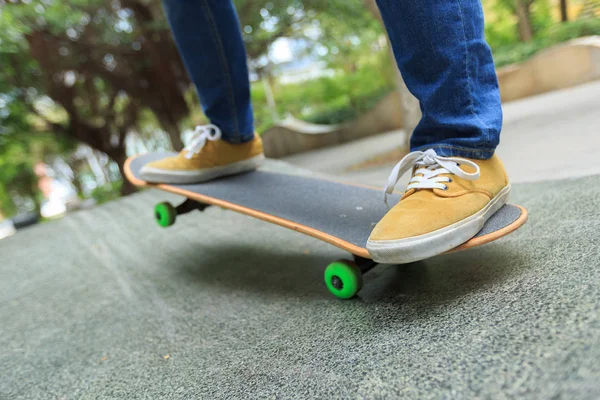 Skateboarder legs practicing at skatepark — Stock Photo, Image