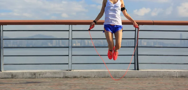 Ung kvinde hoppe reb - Stock-foto