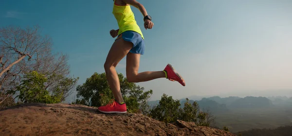 Женщина бежит в гору — стоковое фото