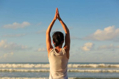 Yoga Çalışan Genç Kadın 