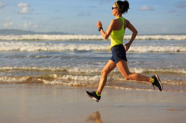 Kumsalda çalışan genç kadın