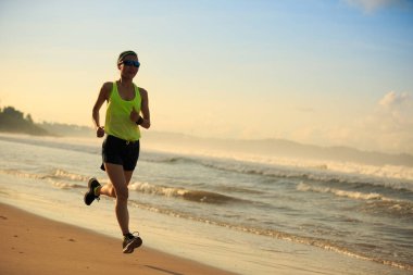 Kumsalda çalışan kadın