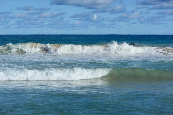 Onda grande correndo para praia arenosa — Fotografia de Stock