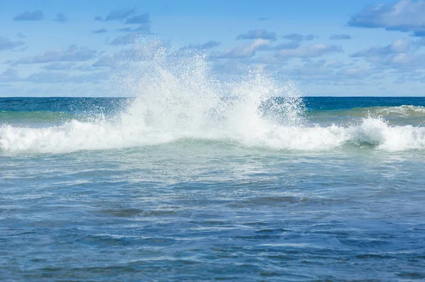 Große Welle läuft zum Sandstrand — Stockfoto