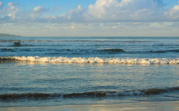 Büyük dalga kumlu plaja çalıştıran — Stok fotoğraf