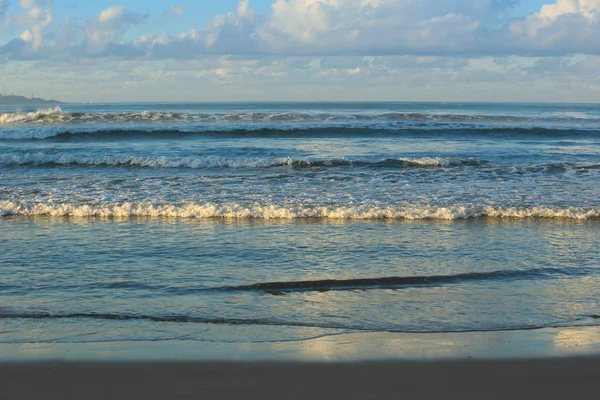 Большая волна бежит к песчаному пляжу — стоковое фото
