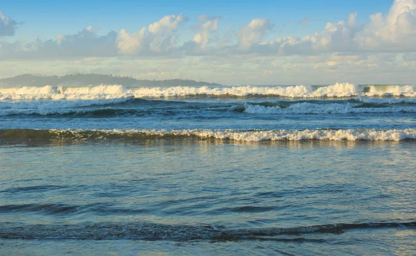 Gran ola corriendo a la playa de arena — Foto de Stock