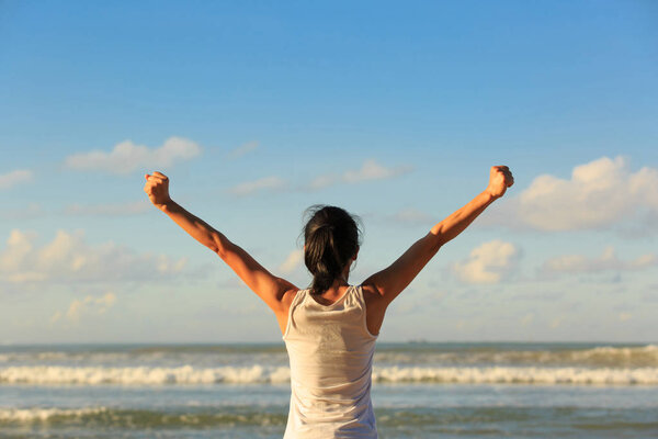 Молодая женщина стоит на пляже
