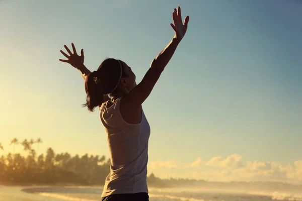 Jeune femme debout sur la plage — Photo