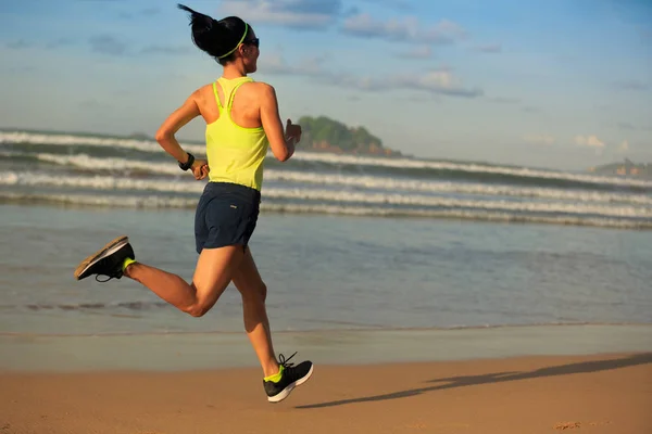 Woman running on sandy beach — Stock Photo, Image
