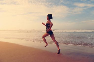  Kumsalda çalışan genç kadın