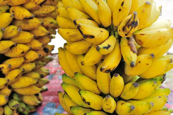 Банки свежих бананов — стоковое фото