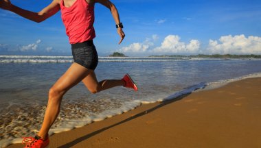 plajda çalışan genç bir kadın 