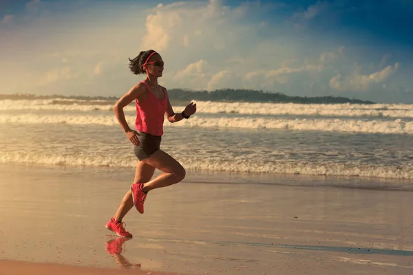 Jonge vrouw uitgevoerd op strand — Stockfoto