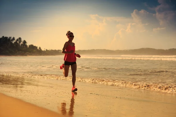 Young woman running on beach — Stock Photo, Image