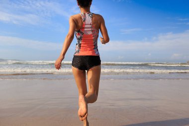 Deniz için çalışan genç kadın