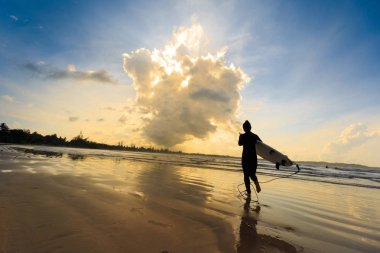 genç kadın sörfçü surfboard ile