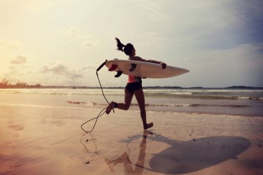  Deniz için çalışan genç kadın 