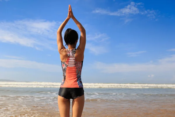 Young woman practicing yoga — Stock Photo, Image