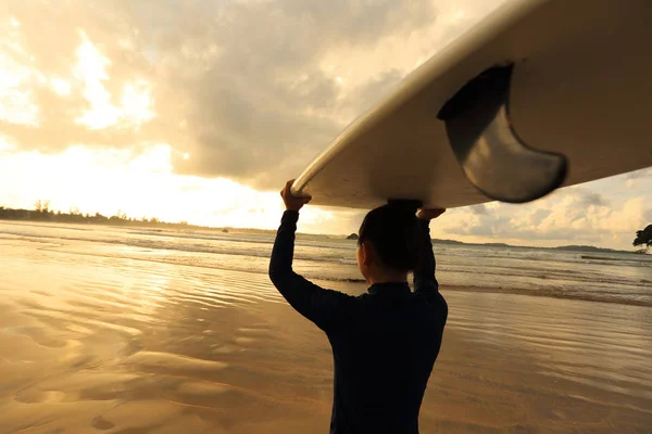 Junge Surferin mit Surfbrett — Stockfoto