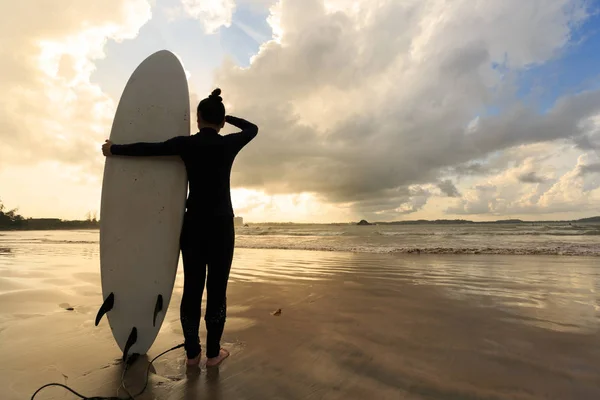 Jeune femme surfeuse avec planche de surf — Photo