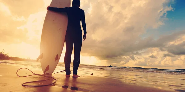 Jovem surfista com prancha — Fotografia de Stock