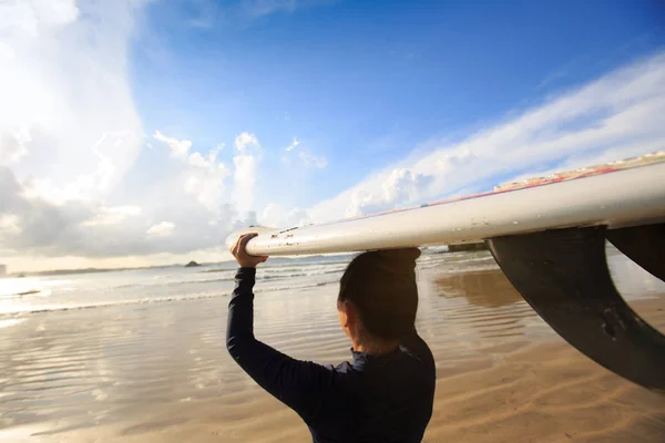 Jovem surfista com prancha — Fotografia de Stock