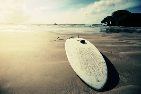 Tabla de surf blanca en la playa — Foto de Stock