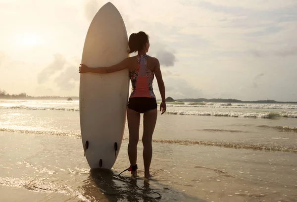 Giovane surfista con tavola da surf — Foto Stock