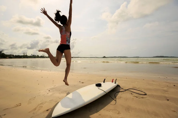 Donna riscaldamento sulla spiaggia — Foto Stock