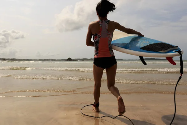 Fiatal nő fut a tenger — Stock Fotó