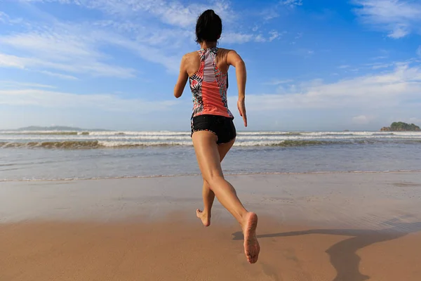 Fiatal nő fut beach — Stock Fotó