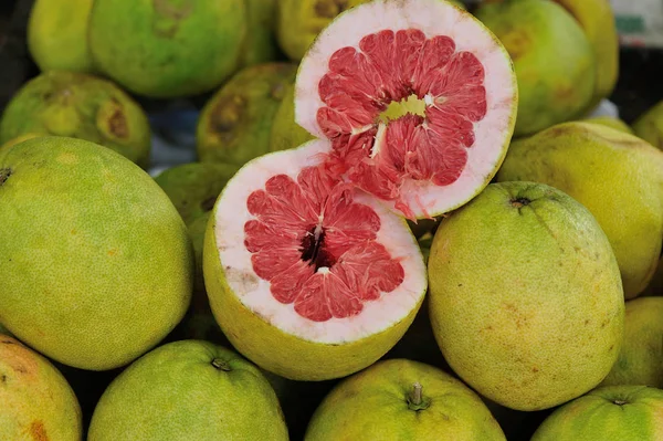 Грейпфруты на сельскохозяйственном рынке — стоковое фото