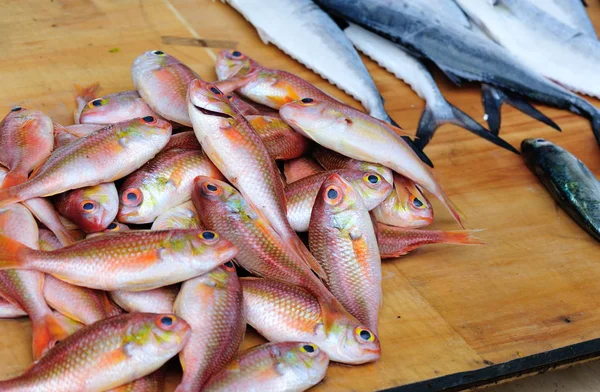 बाजारात ताजे मासे विक्री — स्टॉक फोटो, इमेज