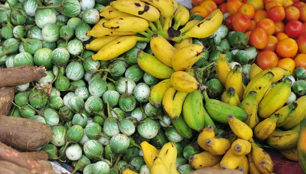 Buah-buahan dan sayuran yang berbeda — Stok Foto