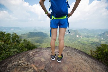 Genç kadın manzarayı uzun yürüyüşe çıkan kimse