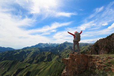 kadın backpacker Kollarını açarak