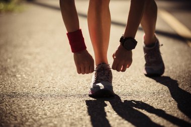 genç kadın runner bağlama ayakkabı bağı