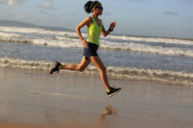 Kumsalda çalışan genç kadın