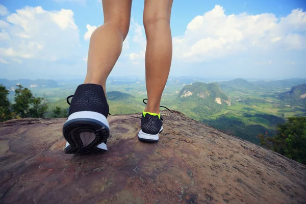 若い女性が山の頂上にハイキング — ストック写真