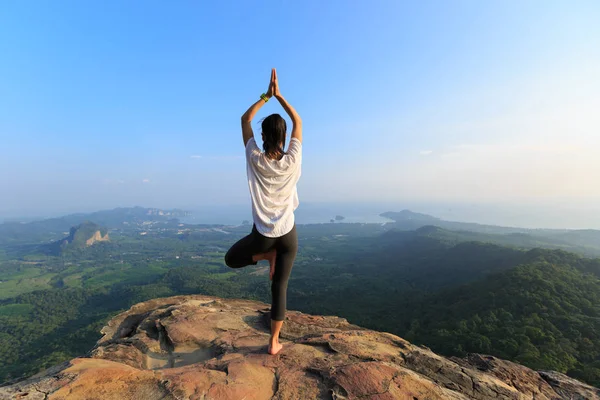 Fiatal fitness nő meditáció — Stock Fotó