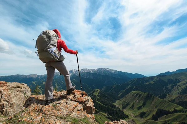 Woman hiking on mountain peak — Stock Photo, Image