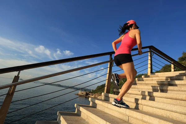 Jovem mulher fitness correndo — Fotografia de Stock