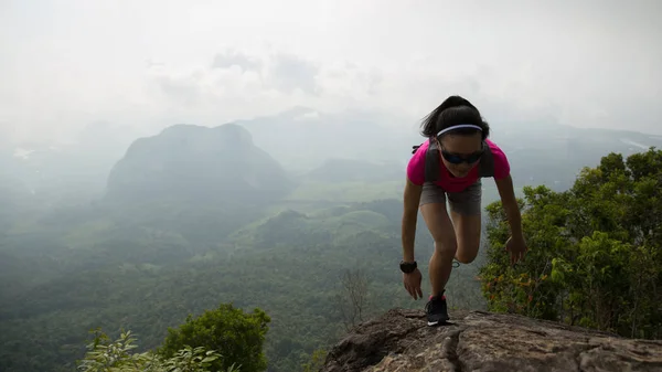 Mujer joven corriendo en la montaña — Foto de Stock