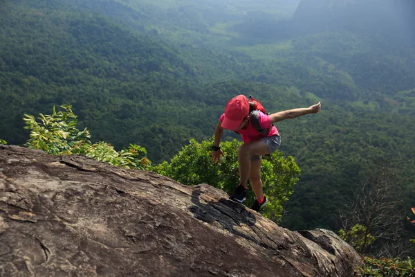 Mujer joven corriendo en la montaña — Foto de Stock